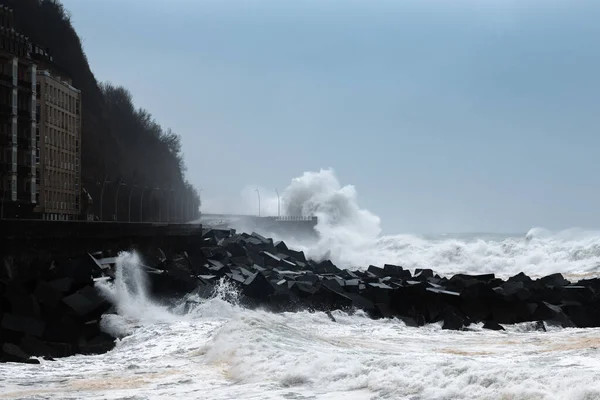 スペインのベラ嵐の間にサン セバスティアンの新しいプロムナードに波が打ち寄せる — ストック写真