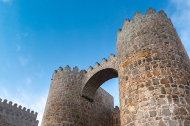 Avila, İspanya 'nın ortaçağ şehir duvarının Alcazar Kapısı