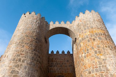 Avila, İspanya 'nın ortaçağ şehir duvarının Alcazar Kapısı