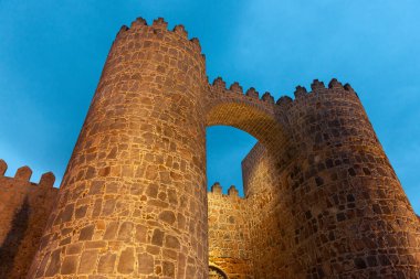 İspanya Alacakaranlıkta Avila Ortaçağ Şehir Duvarı 'nın Alcazar Kapısı