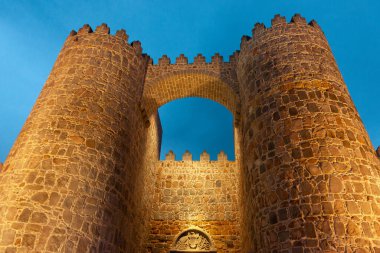 İspanya Alacakaranlıkta Avila Ortaçağ Şehir Duvarı 'nın Alcazar Kapısı