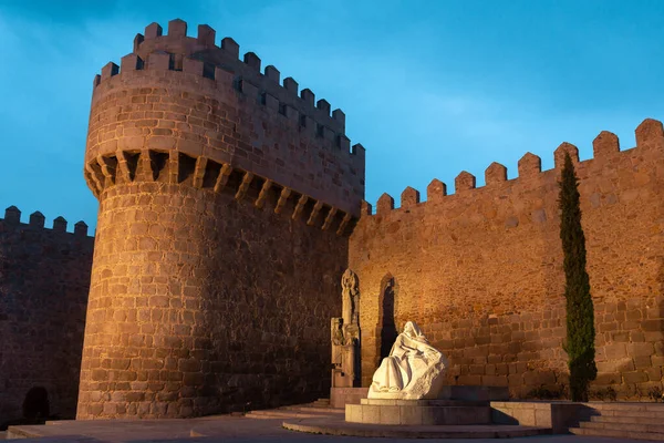 耶稣的圣特雷莎雕像和中世纪西班牙黄昏时的阿维拉城墙 — 图库照片