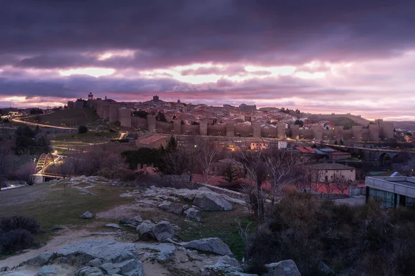 Avila Nın Ortaçağ Şehir Duvarlarının Panoramik Manzarası Los Cuatro Postes — Stok fotoğraf