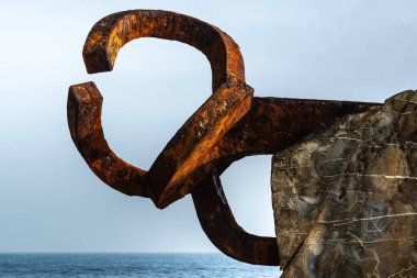 'Rüzgarın Tarağı' heykeli Donostia-San Sebastian, İspanya 'da