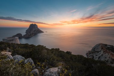Savinar Kulesi ve Es Vedra adası gün batımında, İbiza, İspanya