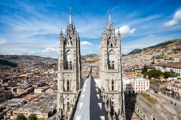 Twin kyrktornen i Basilica del Voto UNAM i Quito, Ecuador — Stockfoto