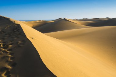 Gün batımında, Gran Canaria Maspalomas plaj üzerinde kum tepeleri