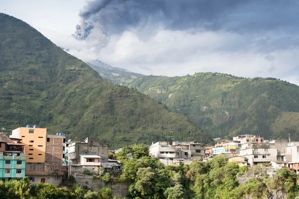 Ciudad de Baños y volcán Tungurahua, Ecuador — Foto de Stock