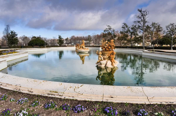 谷神星喷泉花坛花园，阿兰胡埃斯 (马德里) — 图库照片