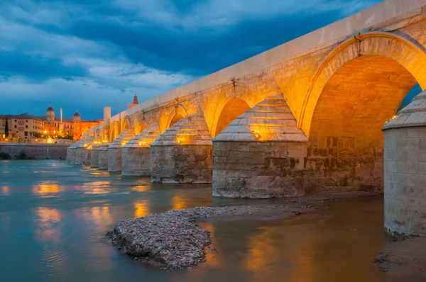 Римский мост Кордовы ночью (Испания) ) — стоковое фото