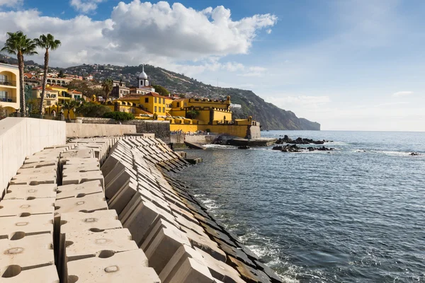 Passeggiata di Funchal con il castello di Sao Tiago, Madeira (Portogallo) ) — Foto Stock