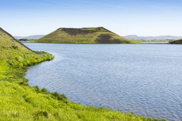 Pseudo kratrar på Skutustadir som omger sjön Myvatn, Island — Stockfoto