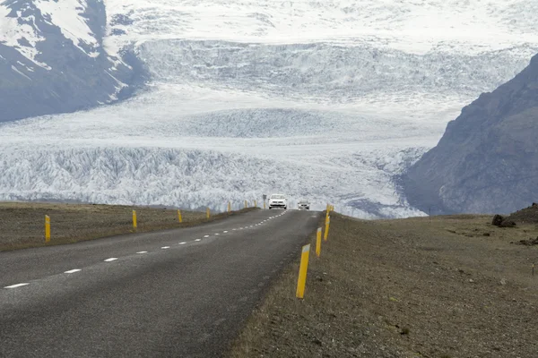 Ring Road, no sul da Islândia, com glaciar como fundo — Fotografia de Stock