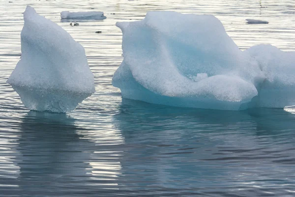 Παγόβουνα στο το Jokulsarlon παγετώνας λιμνοθάλασσα, Ισλανδία — Φωτογραφία Αρχείου