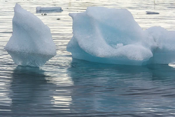 手配氷河ラグーン、アイスランドの氷山 — ストック写真