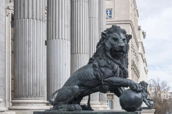 Lev sochy u vchodu do španělského parlamentu, Madrid — Stock fotografie