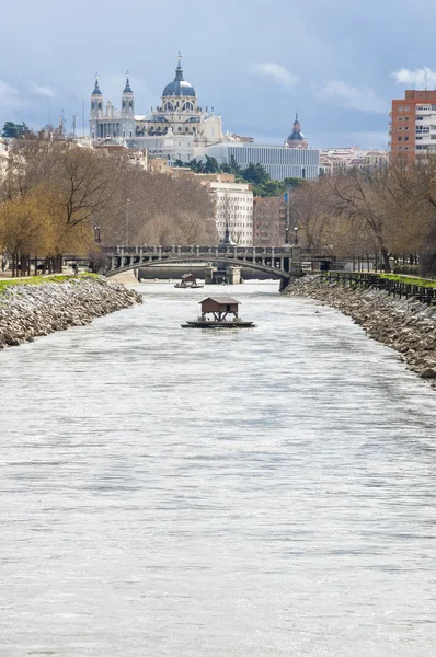 Manzanares Fluss, Almudena-Kathedrale als Hintergrund, Madrigal — Stockfoto