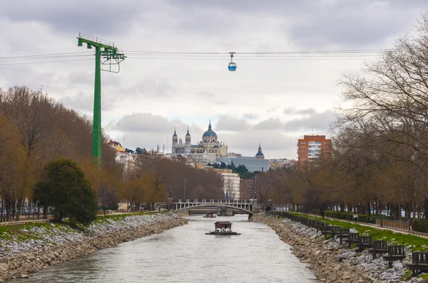 Река Мансанарес, Альмуденский собор в качестве фона, Мадрид — стоковое фото