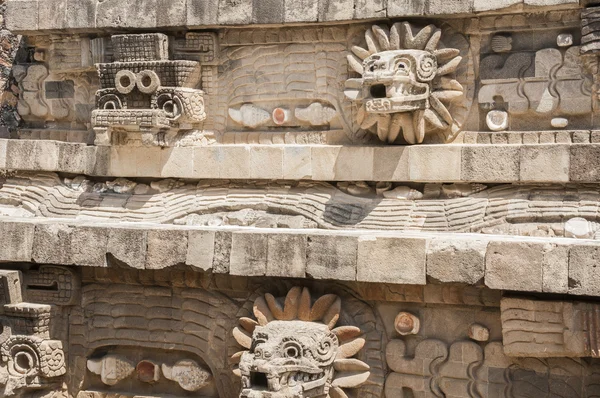 Statyer av templet Quetzalcoatl, Teotihuacán (Mexiko) — Stockfoto