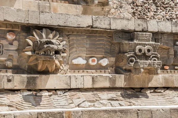 Statyer av templet Quetzalcoatl, Teotihuacán (Mexiko) — Stockfoto