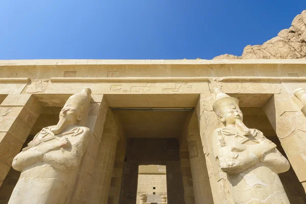 Ingang van de koningin Hatshepsut tempel, Thebaanse Necropolis — Stockfoto