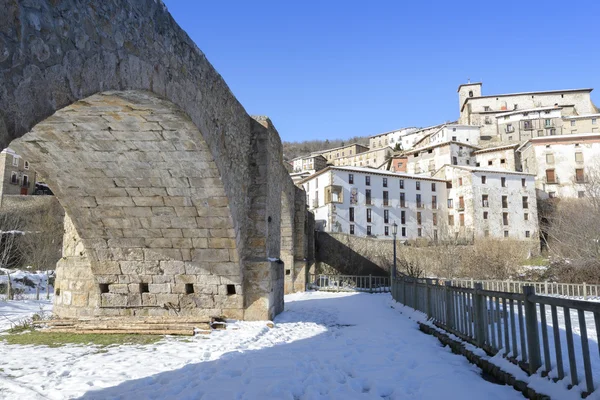 Stadt villoslada de cameros an einem verschneiten Tag, la rioja, Spanien — Stockfoto