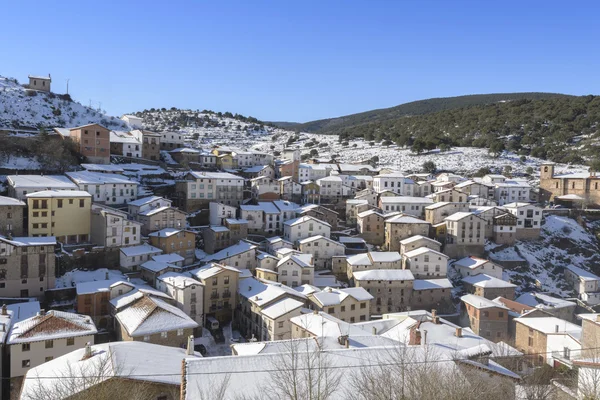 Miasto z Ortigosa de Cameros w śnieżny dzień, La Rioja, Hiszpania — Zdjęcie stockowe