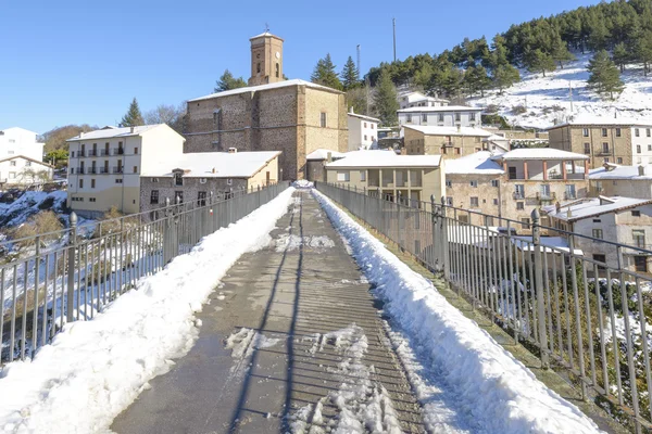Ciudad de Ortigosa de Cameros en un día nevado, La Rioja, España — Foto de Stock