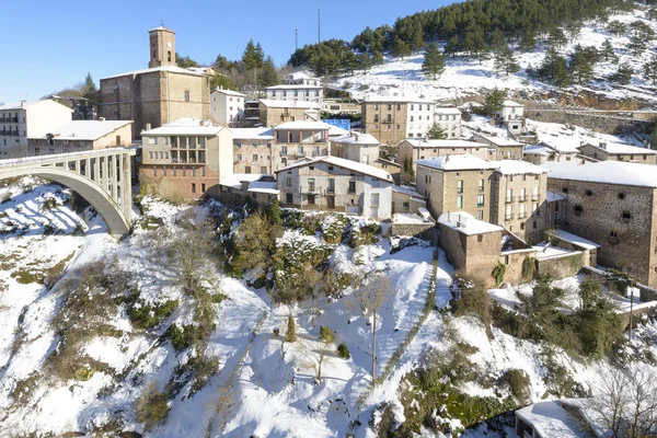 Stadt ortigosa de cameros an einem verschneiten Tag, la rioja, Spanien — Stockfoto