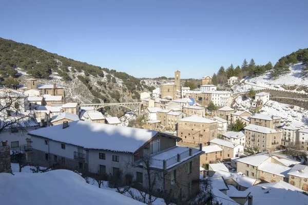 Miasto z Ortigosa de Cameros w śnieżny dzień, La Rioja, Hiszpania — Zdjęcie stockowe