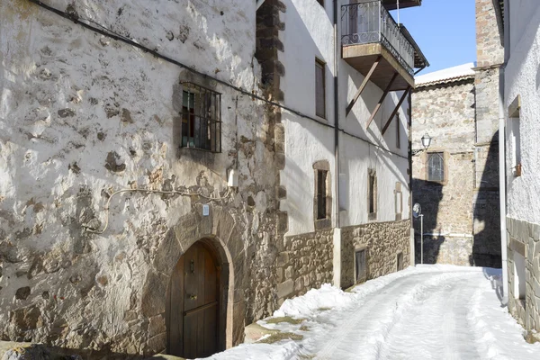 Karlı sokak, şehir, Ortigosa de Cameros, La Rioja, Spain — Stok fotoğraf