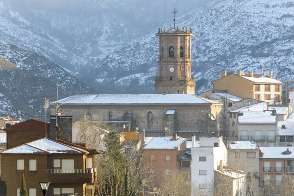 Cidade de Viguera em um dia nevado, La Rioja, Espanha — Fotografia de Stock