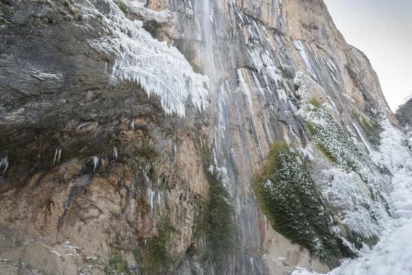 Chorron ・ デ ・ Viguera 滝、ラ ・ リオハ州 (スペイン) — ストック写真