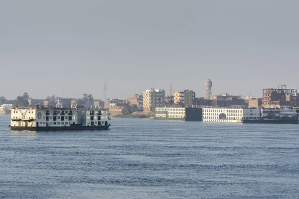 Navigazione sul Nilo, vicino a Edfu (Egitto ) — Foto Stock