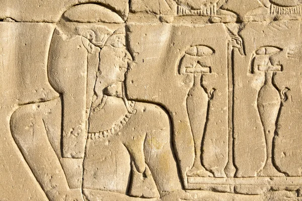 Резьба по стене, храм Эдфу, Египет — стоковое фото