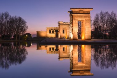 Geceleri de Madrid (İspanya Debod Tapınağı)