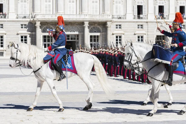 La Garde Royale participe à la Relève de la Garde au Palais Royal de Madrid, Espagne . — Photo