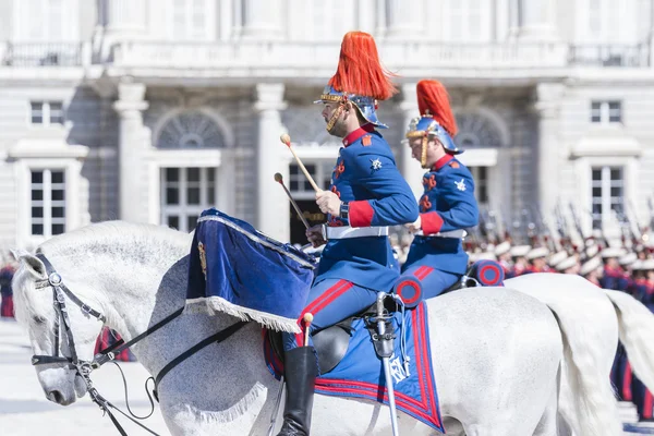 Guardas Reais participam da Mudança da Guarda no Palácio Real de Madrid, Espanha . — Fotografia de Stock