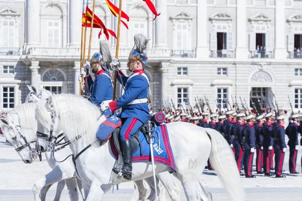 Högvakten delta i omklädningsrum av vakten på Kungliga slottet i Madrid, Spanien. — Stockfoto