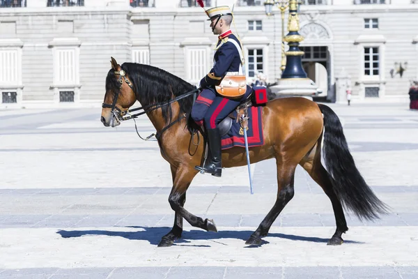 Högvakten delta i omklädningsrum av vakten på Kungliga slottet i Madrid, Spanien. — Stockfoto