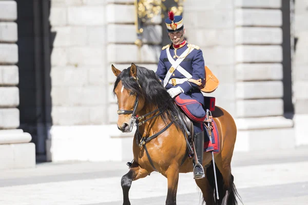 Royal Guards participate in the Changing of the Guard at Royal Palace in Madrid, Spain. — Stock Photo, Image
