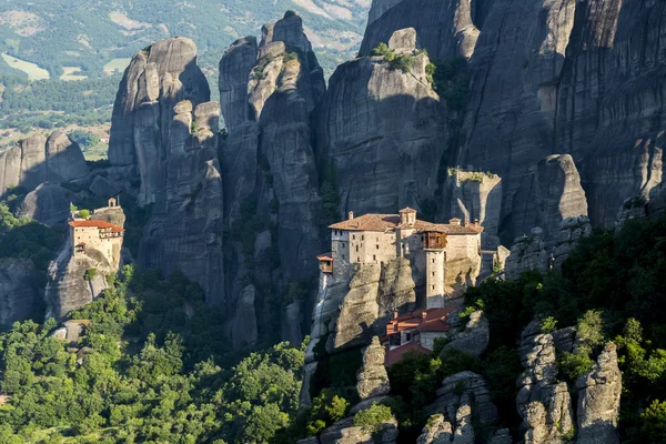 Μοναστήρια των Μετεώρων, η Ιερά Μονή της Roussanou στο πρώτο πλάνο, Ελλάδα — Φωτογραφία Αρχείου