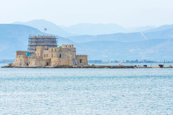 O castelo de Bourtzi está localizado no meio do porto de Nafplio (Grécia ) — Fotografia de Stock