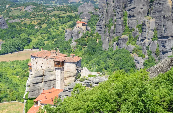 Meteora kloosters, het heilige klooster van Roussanou op de voorgrond, Griekenland — Stockfoto