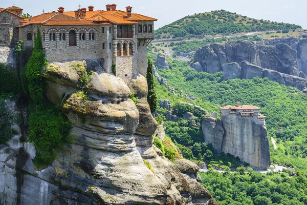 Monasterios Meteora, el Santo Monasterio de Varlaam en primer plano, Grecia —  Fotos de Stock