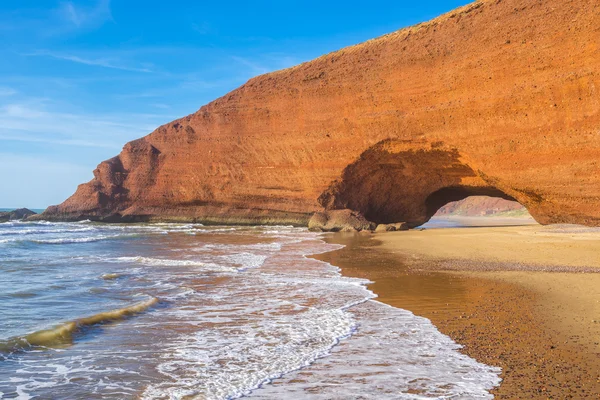 Arco naranja en la playa de Legzira, Marruecos — Foto de Stock