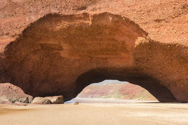Arco arancione sulla spiaggia di Legzira, Marocco — Foto Stock