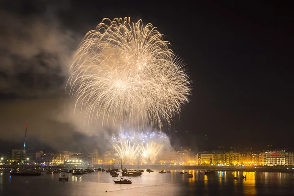 Fuochi d'artificio a Donostia, Gipuzkoa (Spagna) ) — Foto Stock