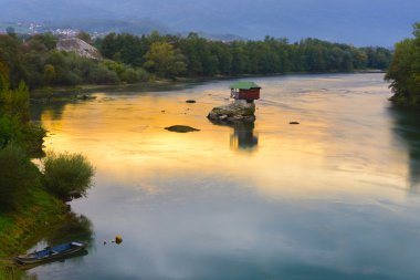 Yalnız ev Nehri Bajina Basta, Sırbistan için Drina üzerinde