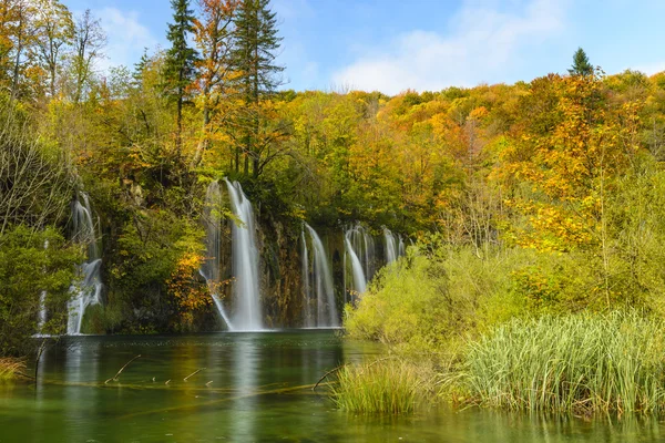 Plitvicei-tavak Nemzeti Park ősszel, Horvátország — Stock Fotó